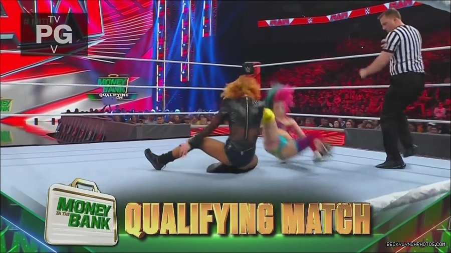 WWE_Monday_Night_Raw_2022_06_20_720p_HDTV_x264-NWCHD_mp4_007133233.jpg