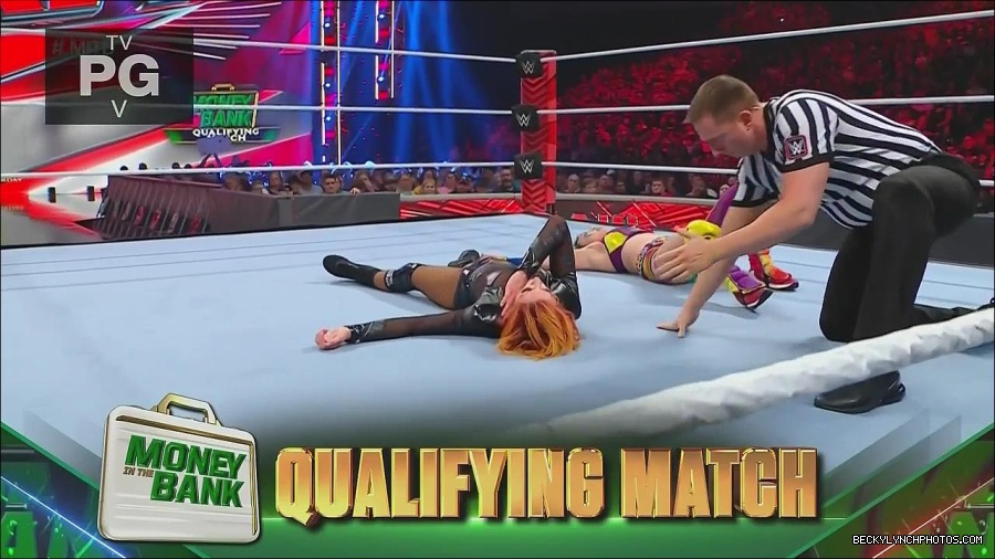 WWE_Monday_Night_Raw_2022_06_20_720p_HDTV_x264-NWCHD_mp4_007136436.jpg