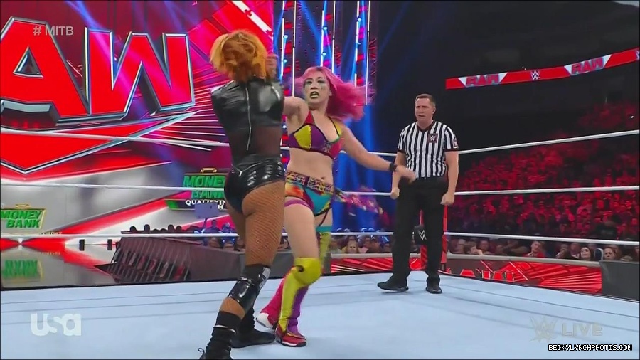 WWE_Monday_Night_Raw_2022_06_20_720p_HDTV_x264-NWCHD_mp4_007166733.jpg