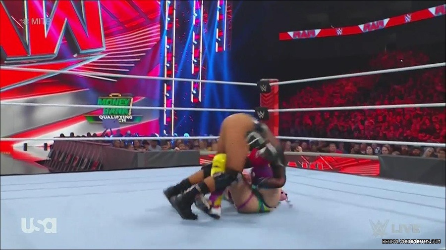 WWE_Monday_Night_Raw_2022_06_20_720p_HDTV_x264-NWCHD_mp4_007170737.jpg