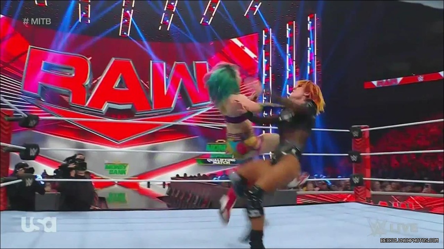 WWE_Monday_Night_Raw_2022_06_20_720p_HDTV_x264-NWCHD_mp4_007182349.jpg