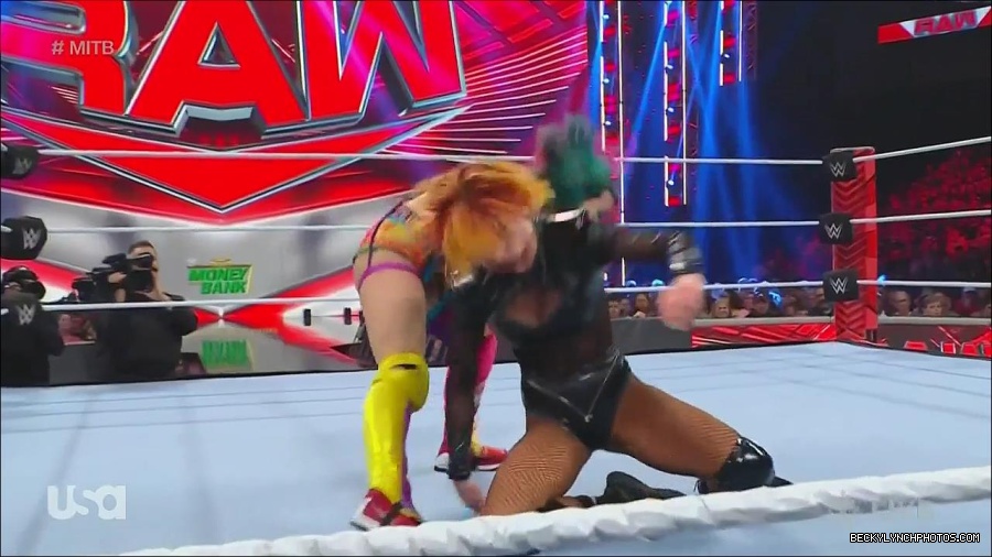 WWE_Monday_Night_Raw_2022_06_20_720p_HDTV_x264-NWCHD_mp4_007204771.jpg