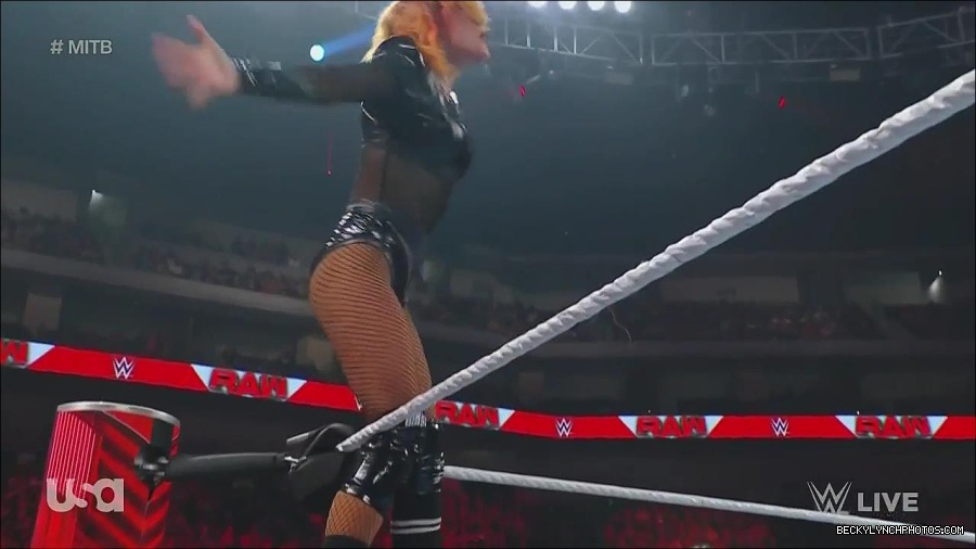 WWE_Monday_Night_Raw_2022_06_20_720p_HDTV_x264-NWCHD_mp4_007312879.jpg