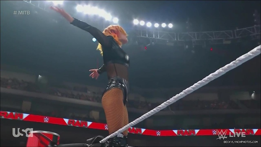 WWE_Monday_Night_Raw_2022_06_20_720p_HDTV_x264-NWCHD_mp4_007313280.jpg