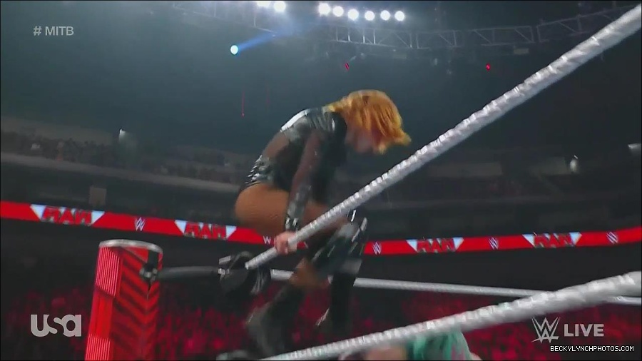 WWE_Monday_Night_Raw_2022_06_20_720p_HDTV_x264-NWCHD_mp4_007315282.jpg