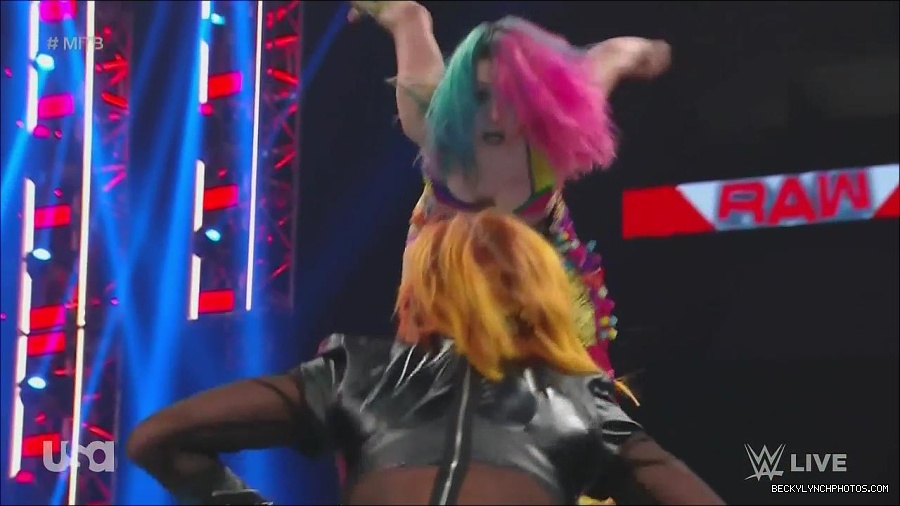 WWE_Monday_Night_Raw_2022_06_20_720p_HDTV_x264-NWCHD_mp4_007331298.jpg
