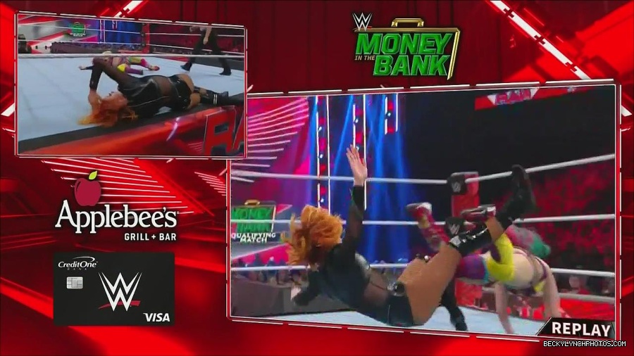 WWE_Monday_Night_Raw_2022_06_20_720p_HDTV_x264-NWCHD_mp4_007347314.jpg
