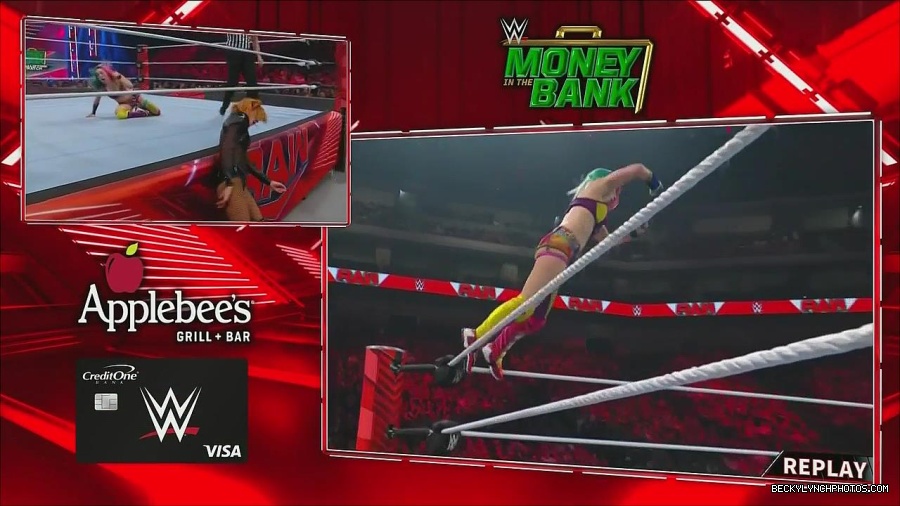 WWE_Monday_Night_Raw_2022_06_20_720p_HDTV_x264-NWCHD_mp4_007350517.jpg
