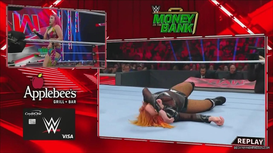 WWE_Monday_Night_Raw_2022_06_20_720p_HDTV_x264-NWCHD_mp4_007354120.jpg