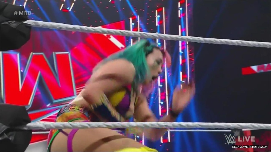 WWE_Monday_Night_Raw_2022_06_20_720p_HDTV_x264-NWCHD_mp4_007356122.jpg