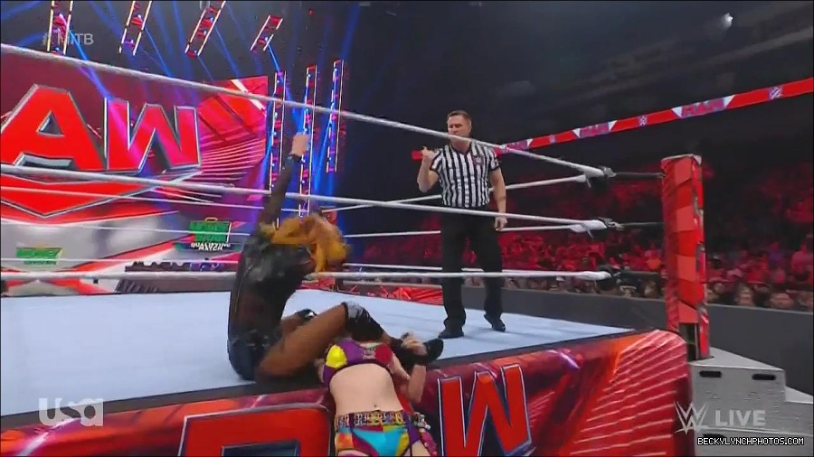 WWE_Monday_Night_Raw_2022_06_20_720p_HDTV_x264-NWCHD_mp4_007368935.jpg