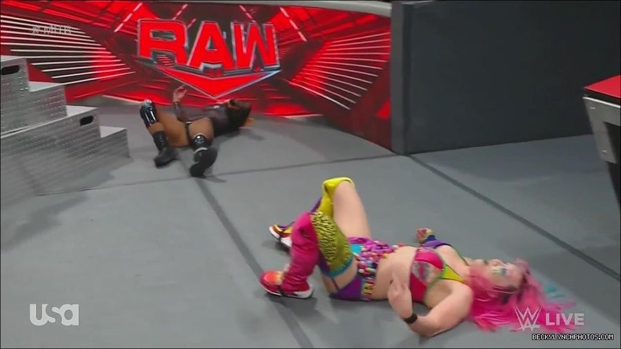 WWE_Monday_Night_Raw_2022_06_20_720p_HDTV_x264-NWCHD_mp4_007380547.jpg