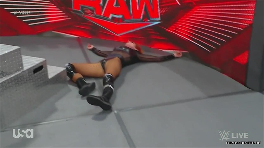 WWE_Monday_Night_Raw_2022_06_20_720p_HDTV_x264-NWCHD_mp4_007384150.jpg