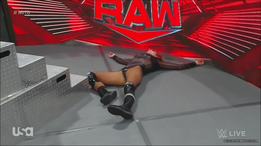WWE_Monday_Night_Raw_2022_06_20_720p_HDTV_x264-NWCHD_mp4_007384551.jpg