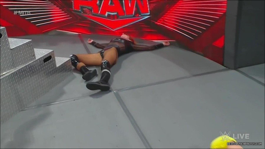 WWE_Monday_Night_Raw_2022_06_20_720p_HDTV_x264-NWCHD_mp4_007385752.jpg