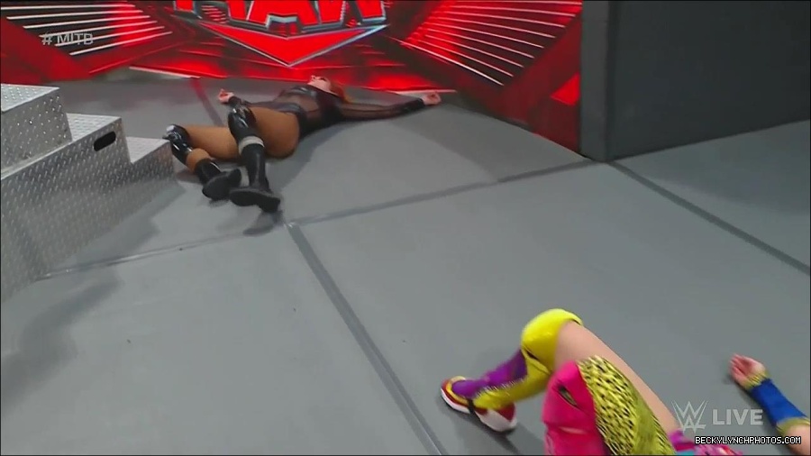 WWE_Monday_Night_Raw_2022_06_20_720p_HDTV_x264-NWCHD_mp4_007386152.jpg