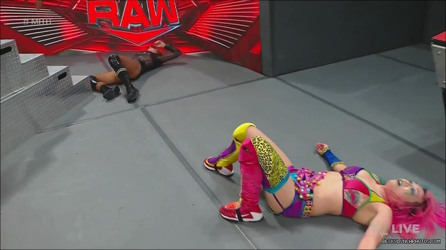 WWE_Monday_Night_Raw_2022_06_20_720p_HDTV_x264-NWCHD_mp4_007386953.jpg