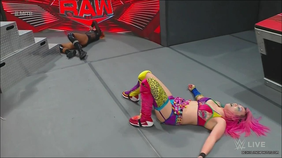 WWE_Monday_Night_Raw_2022_06_20_720p_HDTV_x264-NWCHD_mp4_007387354.jpg