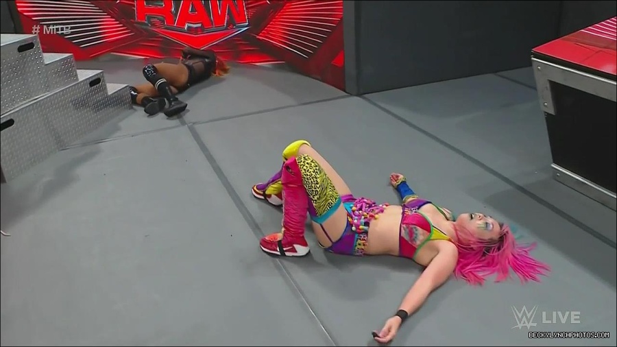 WWE_Monday_Night_Raw_2022_06_20_720p_HDTV_x264-NWCHD_mp4_007387754.jpg