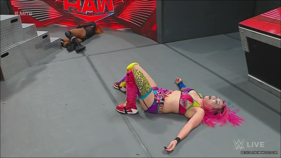 WWE_Monday_Night_Raw_2022_06_20_720p_HDTV_x264-NWCHD_mp4_007388154.jpg