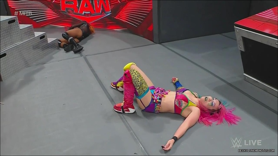 WWE_Monday_Night_Raw_2022_06_20_720p_HDTV_x264-NWCHD_mp4_007388555.jpg