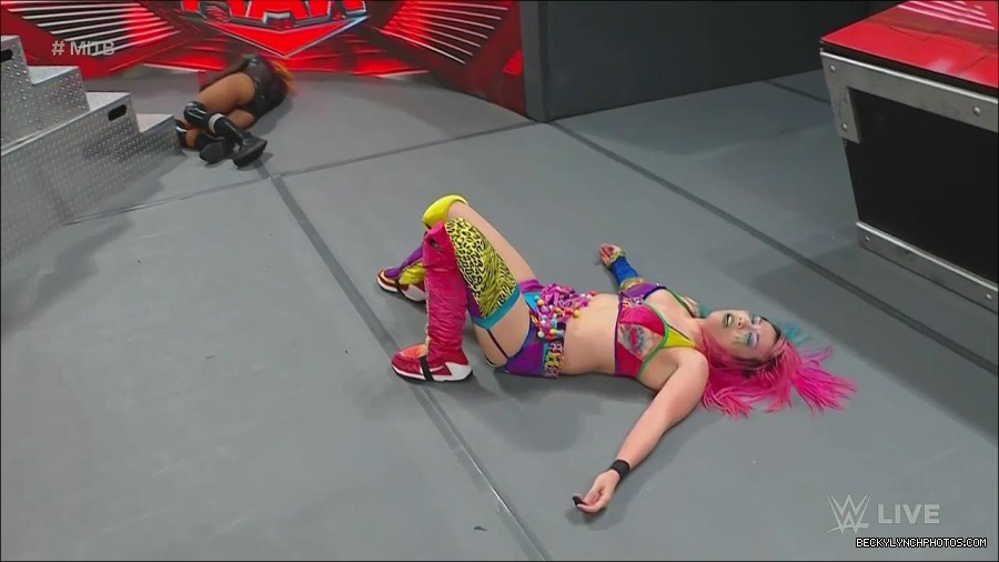 WWE_Monday_Night_Raw_2022_06_20_720p_HDTV_x264-NWCHD_mp4_007388955.jpg