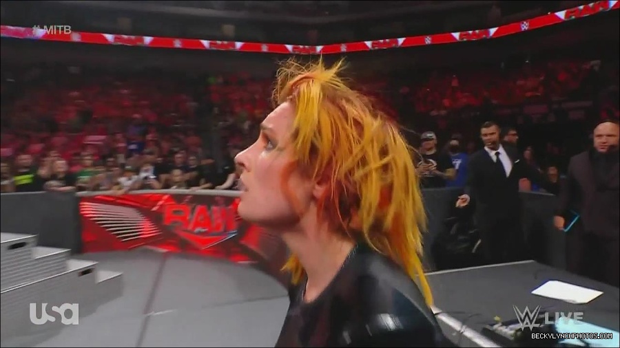WWE_Monday_Night_Raw_2022_06_20_720p_HDTV_x264-NWCHD_mp4_007519886.jpg