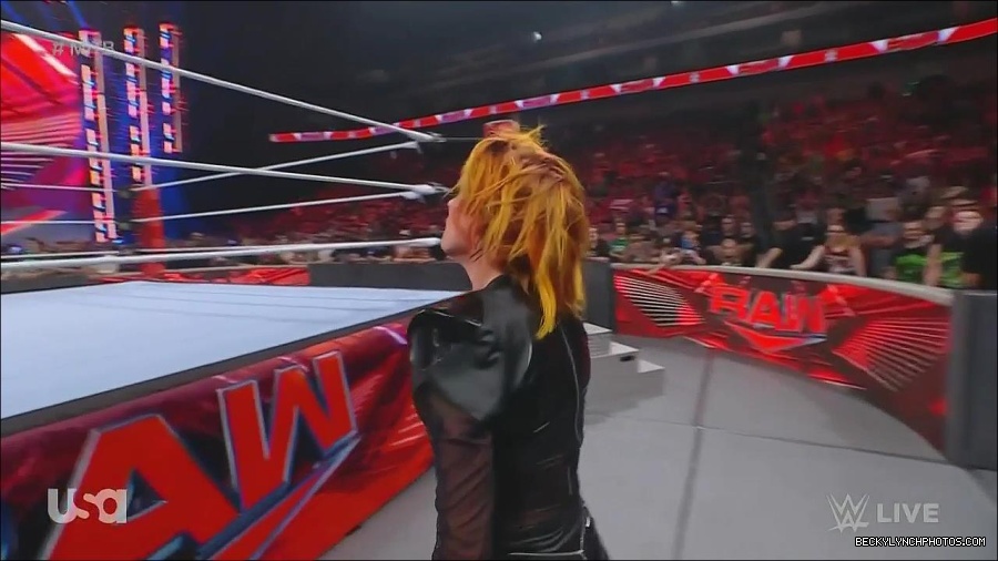 WWE_Monday_Night_Raw_2022_06_20_720p_HDTV_x264-NWCHD_mp4_007521087.jpg