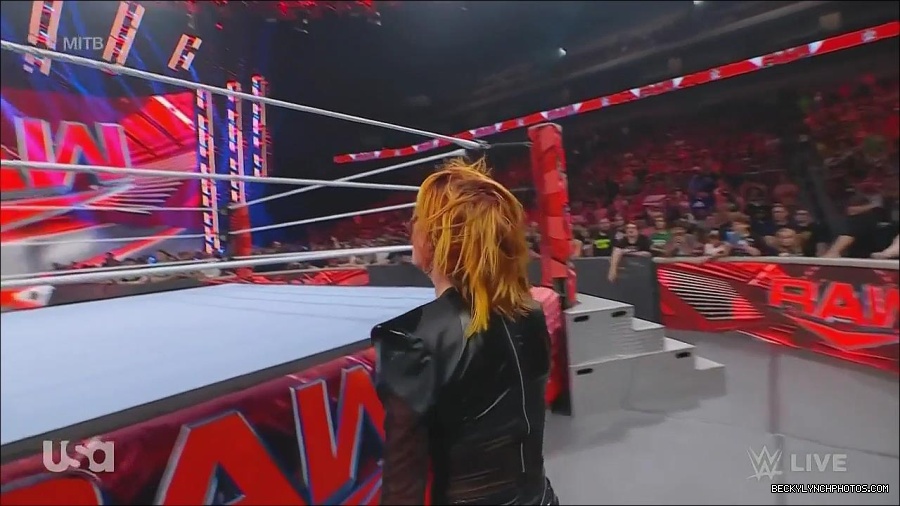 WWE_Monday_Night_Raw_2022_06_20_720p_HDTV_x264-NWCHD_mp4_007521488.jpg