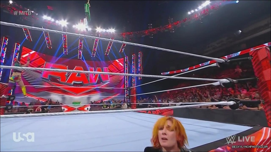 WWE_Monday_Night_Raw_2022_06_20_720p_HDTV_x264-NWCHD_mp4_007523490.jpg