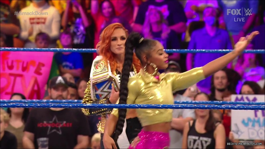 WWE_SmackDown_2021_08_27_720p_WEB_h264-HEEL_mp4_000407290.jpg