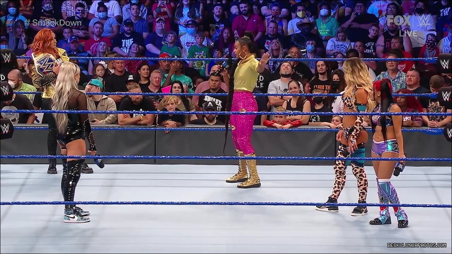 WWE_SmackDown_2021_08_27_720p_WEB_h264-HEEL_mp4_000690706.jpg