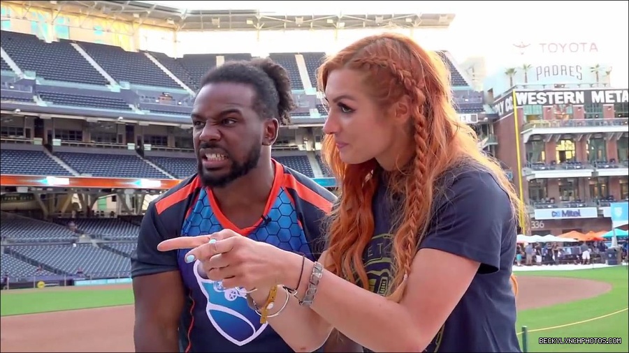 Y2Mate_is_-_BECKY_LYNCH___AUSTIN_CREED_celebrate_ROCKET_LEAGUE_s_3rd_BIRTHDAY21-vQ1lr9tQGxU-720p-1656082980627_mp4_000292866.jpg