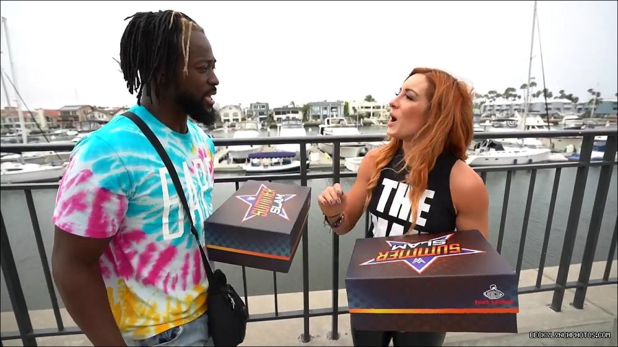 Y2Mate_is_-_Becky_Lynch_and_Kofi_Kingston_s_CUSTOM_CONVERSE_KICKS_at_Comic-Con_201921_I_Just_Love_Kicks__31-DzCWzxnMtU0-720p-1656083286802_mp4_000070800.jpg