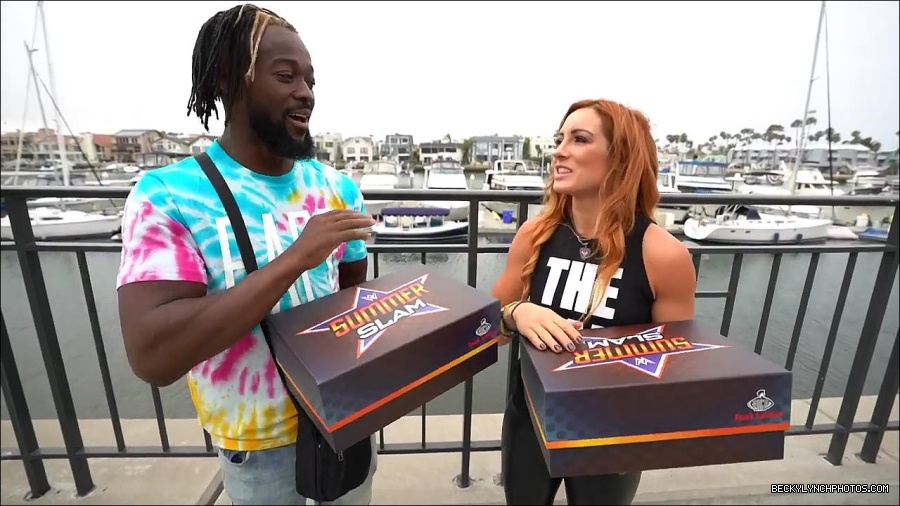Y2Mate_is_-_Becky_Lynch_and_Kofi_Kingston_s_CUSTOM_CONVERSE_KICKS_at_Comic-Con_201921_I_Just_Love_Kicks__31-DzCWzxnMtU0-720p-1656083286802_mp4_000075600.jpg