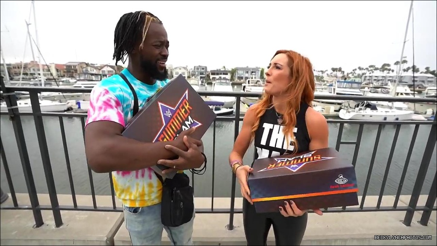 Y2Mate_is_-_Becky_Lynch_and_Kofi_Kingston_s_CUSTOM_CONVERSE_KICKS_at_Comic-Con_201921_I_Just_Love_Kicks__31-DzCWzxnMtU0-720p-1656083286802_mp4_000077600.jpg