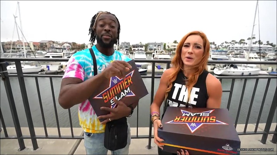 Y2Mate_is_-_Becky_Lynch_and_Kofi_Kingston_s_CUSTOM_CONVERSE_KICKS_at_Comic-Con_201921_I_Just_Love_Kicks__31-DzCWzxnMtU0-720p-1656083286802_mp4_000078800.jpg