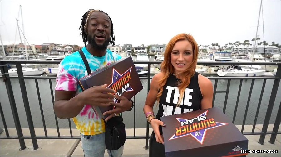 Y2Mate_is_-_Becky_Lynch_and_Kofi_Kingston_s_CUSTOM_CONVERSE_KICKS_at_Comic-Con_201921_I_Just_Love_Kicks__31-DzCWzxnMtU0-720p-1656083286802_mp4_000082400.jpg