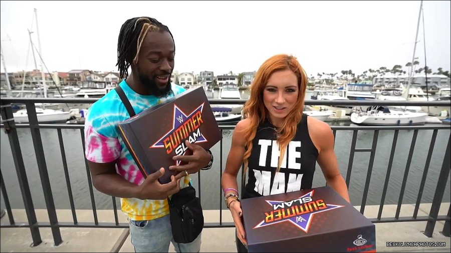 Y2Mate_is_-_Becky_Lynch_and_Kofi_Kingston_s_CUSTOM_CONVERSE_KICKS_at_Comic-Con_201921_I_Just_Love_Kicks__31-DzCWzxnMtU0-720p-1656083286802_mp4_000084400.jpg