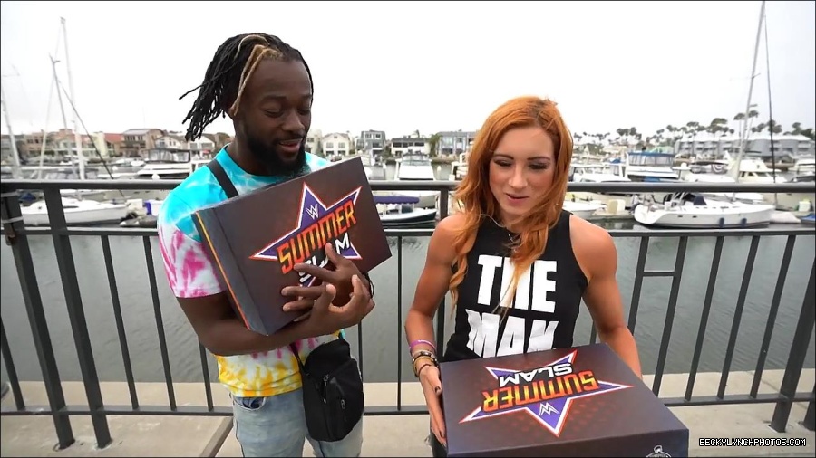 Y2Mate_is_-_Becky_Lynch_and_Kofi_Kingston_s_CUSTOM_CONVERSE_KICKS_at_Comic-Con_201921_I_Just_Love_Kicks__31-DzCWzxnMtU0-720p-1656083286802_mp4_000084800.jpg