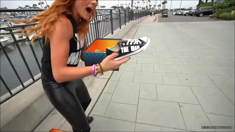 Y2Mate_is_-_Becky_Lynch_and_Kofi_Kingston_s_CUSTOM_CONVERSE_KICKS_at_Comic-Con_201921_I_Just_Love_Kicks__31-DzCWzxnMtU0-720p-1656083286802_mp4_000096800.jpg