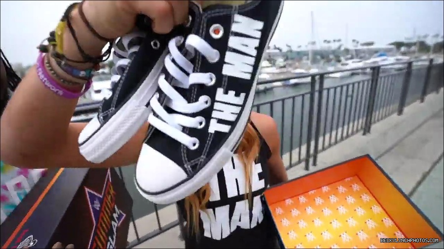 Y2Mate_is_-_Becky_Lynch_and_Kofi_Kingston_s_CUSTOM_CONVERSE_KICKS_at_Comic-Con_201921_I_Just_Love_Kicks__31-DzCWzxnMtU0-720p-1656083286802_mp4_000103200.jpg