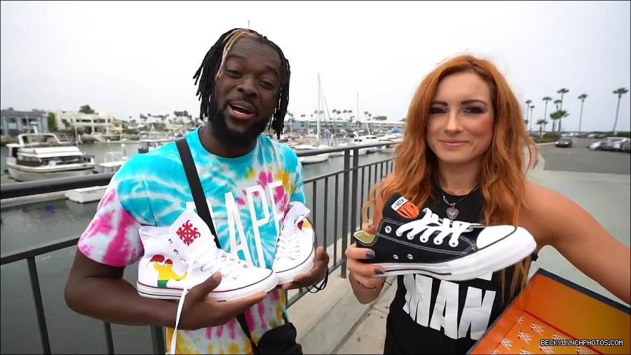 Y2Mate_is_-_Becky_Lynch_and_Kofi_Kingston_s_CUSTOM_CONVERSE_KICKS_at_Comic-Con_201921_I_Just_Love_Kicks__31-DzCWzxnMtU0-720p-1656083286802_mp4_000222766.jpg