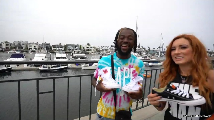 Y2Mate_is_-_Becky_Lynch_and_Kofi_Kingston_s_CUSTOM_CONVERSE_KICKS_at_Comic-Con_201921_I_Just_Love_Kicks__31-DzCWzxnMtU0-720p-1656083286802_mp4_000242366.jpg