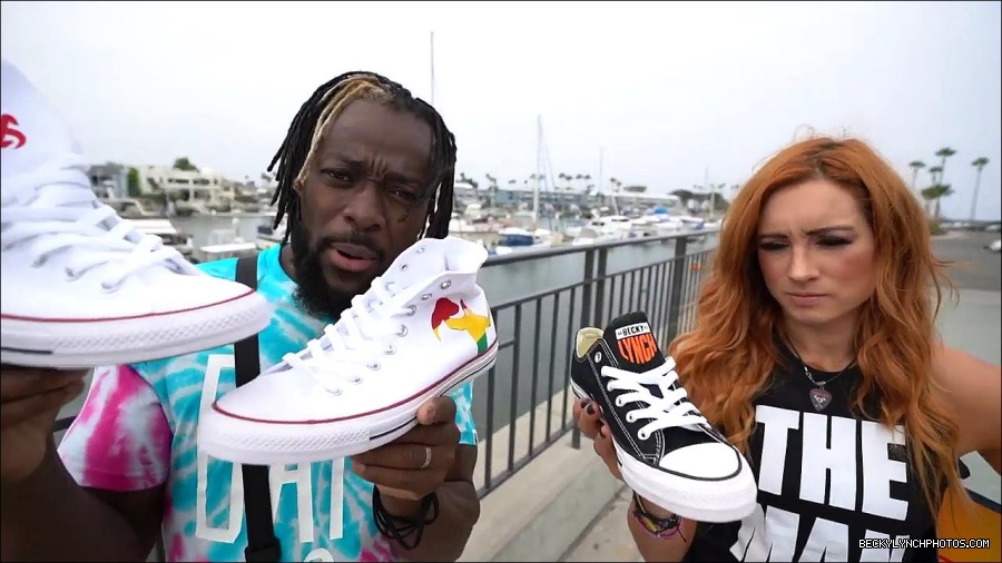 Y2Mate_is_-_Becky_Lynch_and_Kofi_Kingston_s_CUSTOM_CONVERSE_KICKS_at_Comic-Con_201921_I_Just_Love_Kicks__31-DzCWzxnMtU0-720p-1656083286802_mp4_000259166.jpg