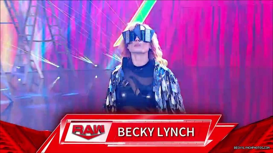 WWE_RAW_27th_June_2022_720p_WEBRip_h264_mp4_006962642.jpg