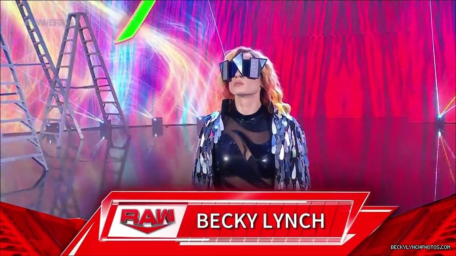WWE_RAW_27th_June_2022_720p_WEBRip_h264_mp4_006965044.jpg