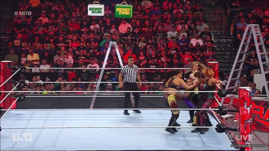 WWE_RAW_27th_June_2022_720p_WEBRip_h264_mp4_007089001.jpg