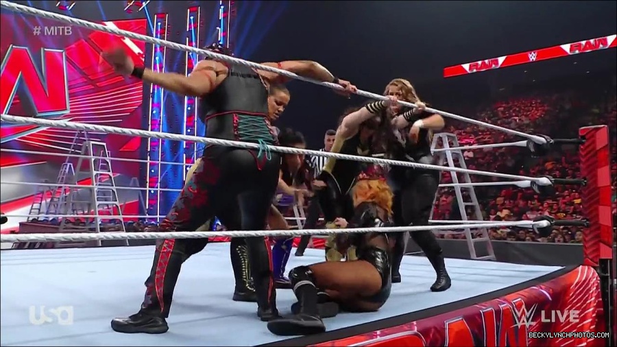 WWE_RAW_27th_June_2022_720p_WEBRip_h264_mp4_007091003.jpg