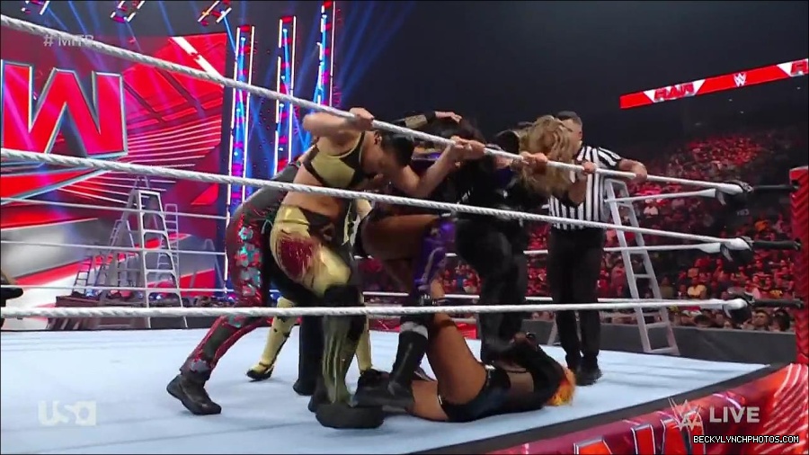 WWE_RAW_27th_June_2022_720p_WEBRip_h264_mp4_007093005.jpg